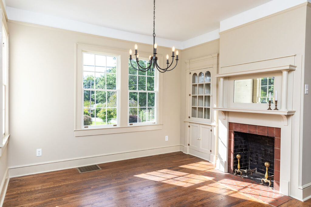 Farby lateksowe są bardziej odporne na wilgoć, podczas gdy akrylowe lepiej kryją powierzchnię