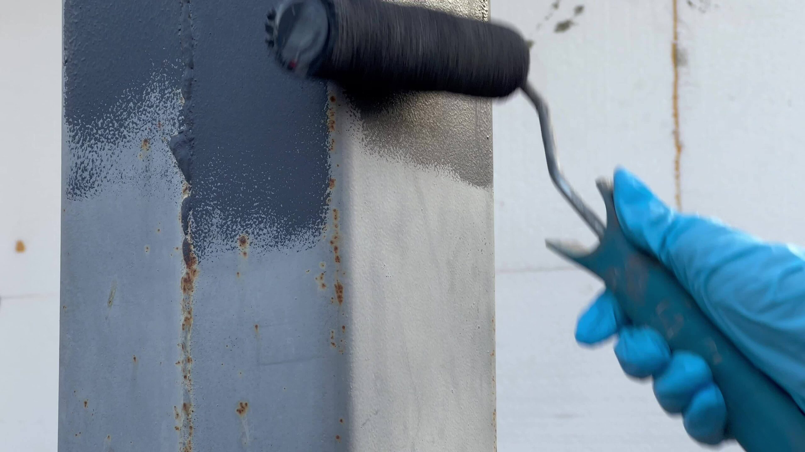 Farby antykorozyjne do metalu: które rodzaje sprawdzą się na balustradach, a które na dachach