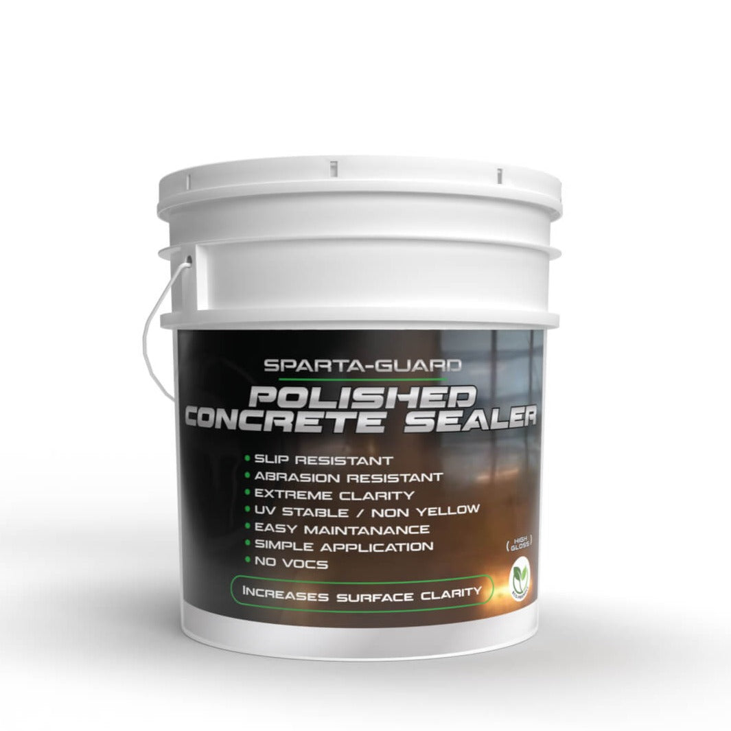 Gotowa lśniąca podłoga betonowa po wyschnięciu impregnatu w hali przemysłowej