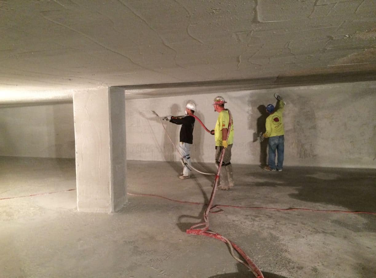 Próba szczelności hydroizolacji piwnicy Test szczelności piwnicy strumieniem wody na świeżo izolowanej ścianie