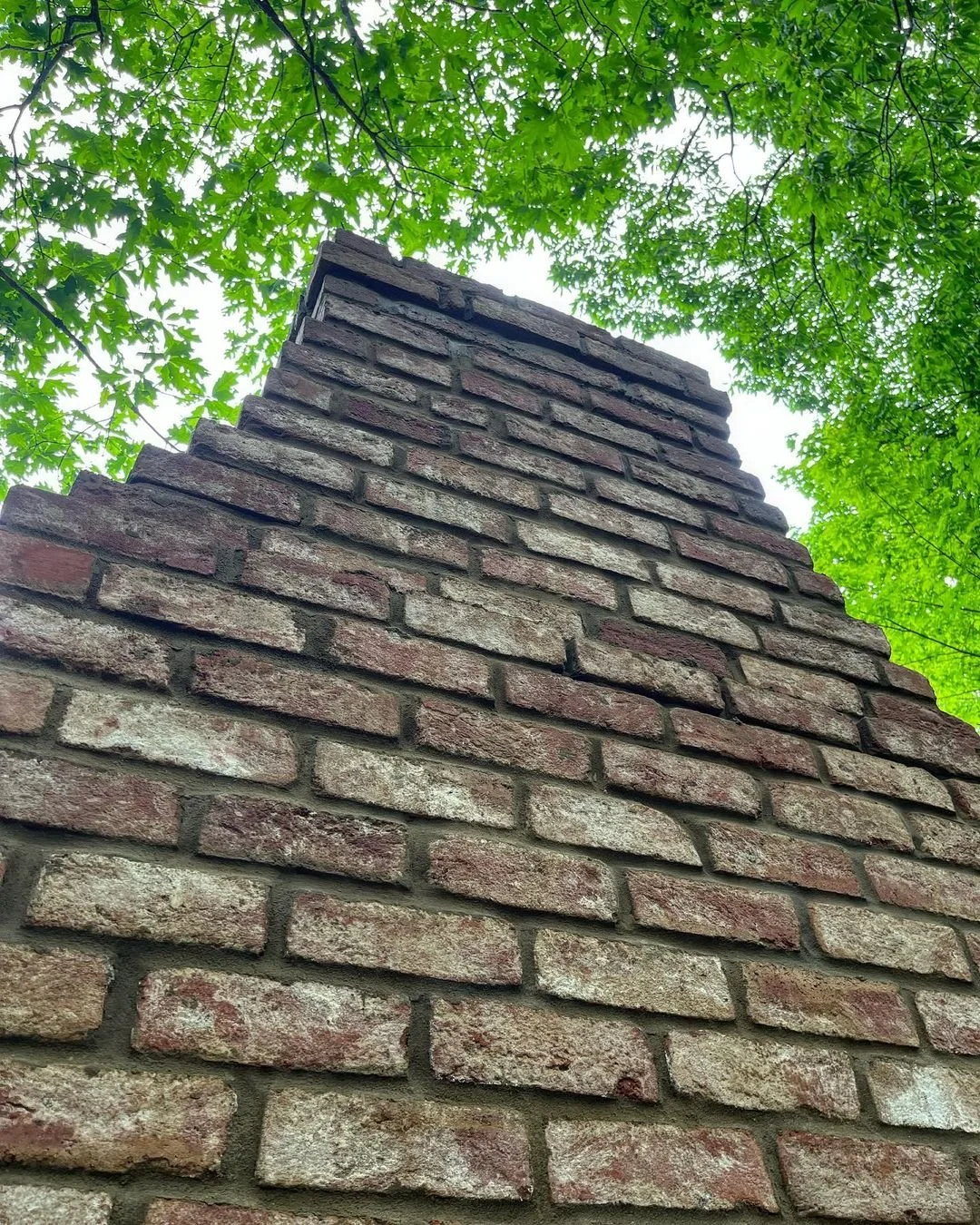 Gotowa elewacja budynku z cegły klinkierowej i fugami zaprawy