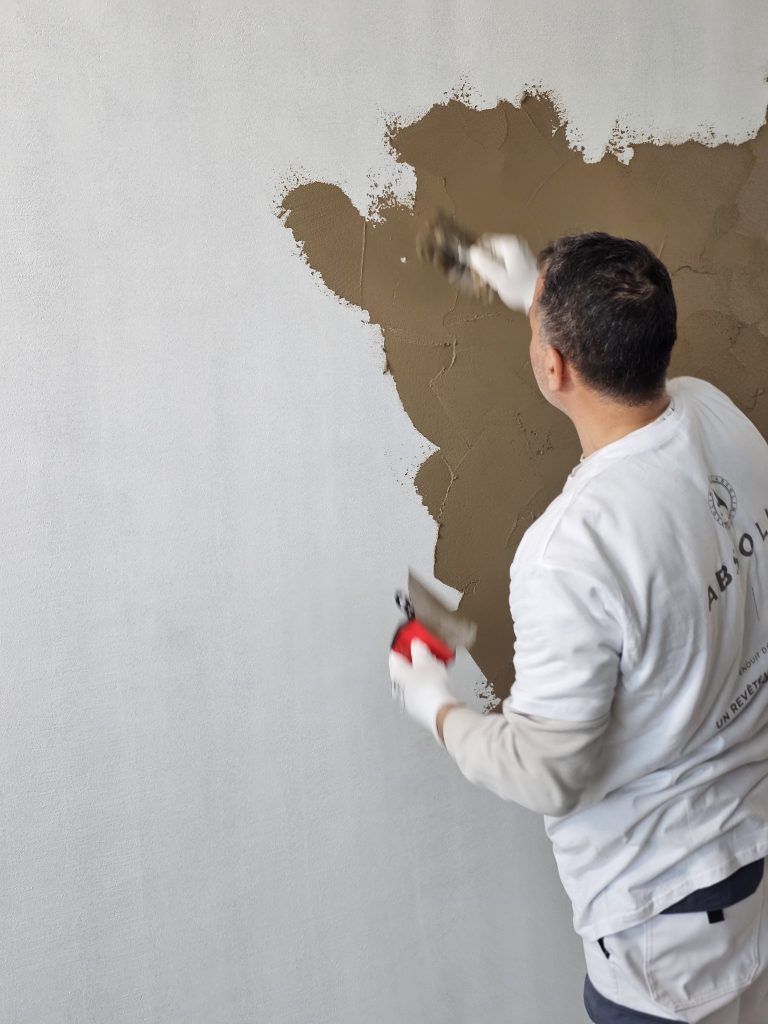 Aksamitny tynk w głębokim granatowym kolorze na ścianie z oświetleniem LED