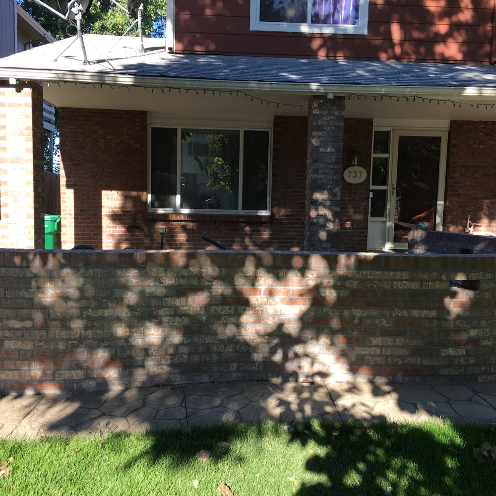 Kilka próbek zaprawy w różnych kolorach obok cegły klinkierowej