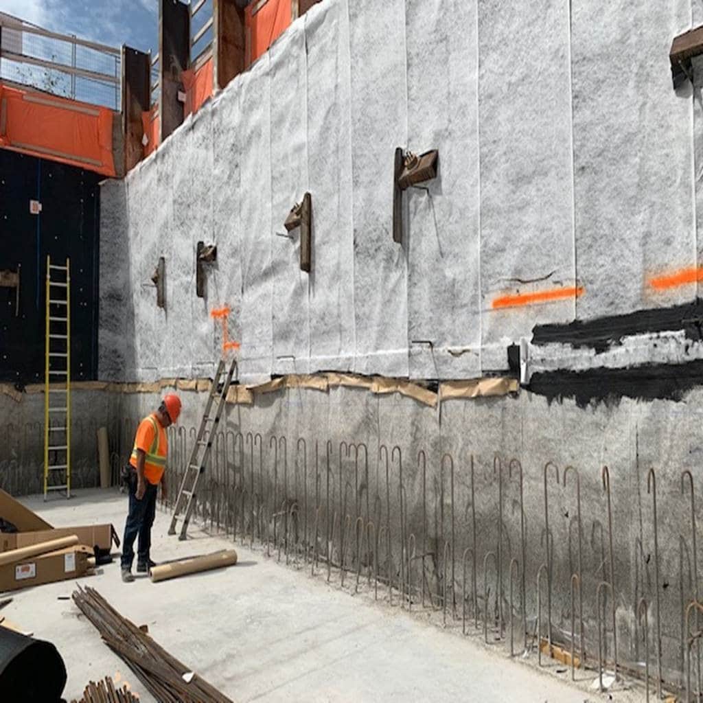 Wilgoć w piwnicy niszczy dom od środka – które materiały hydroizolacyjne efektywnie ją zatrzymają?