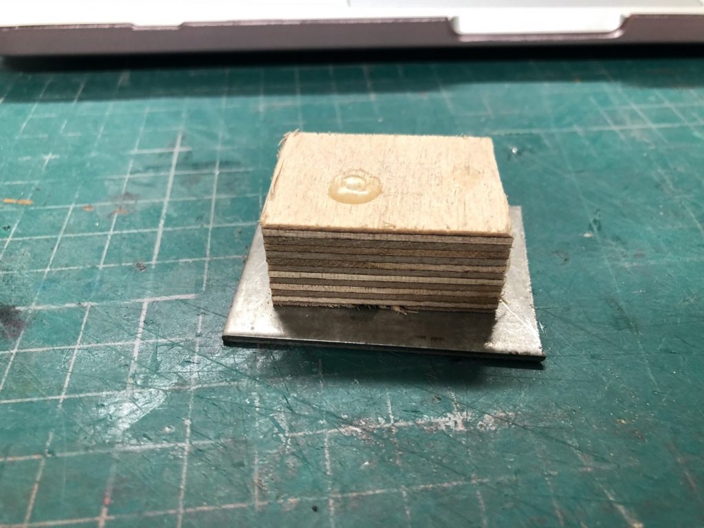 Próbka kleju strukturalnego w teście cyklicznym zmęczenia z widocznymi oscylacjami siłownika