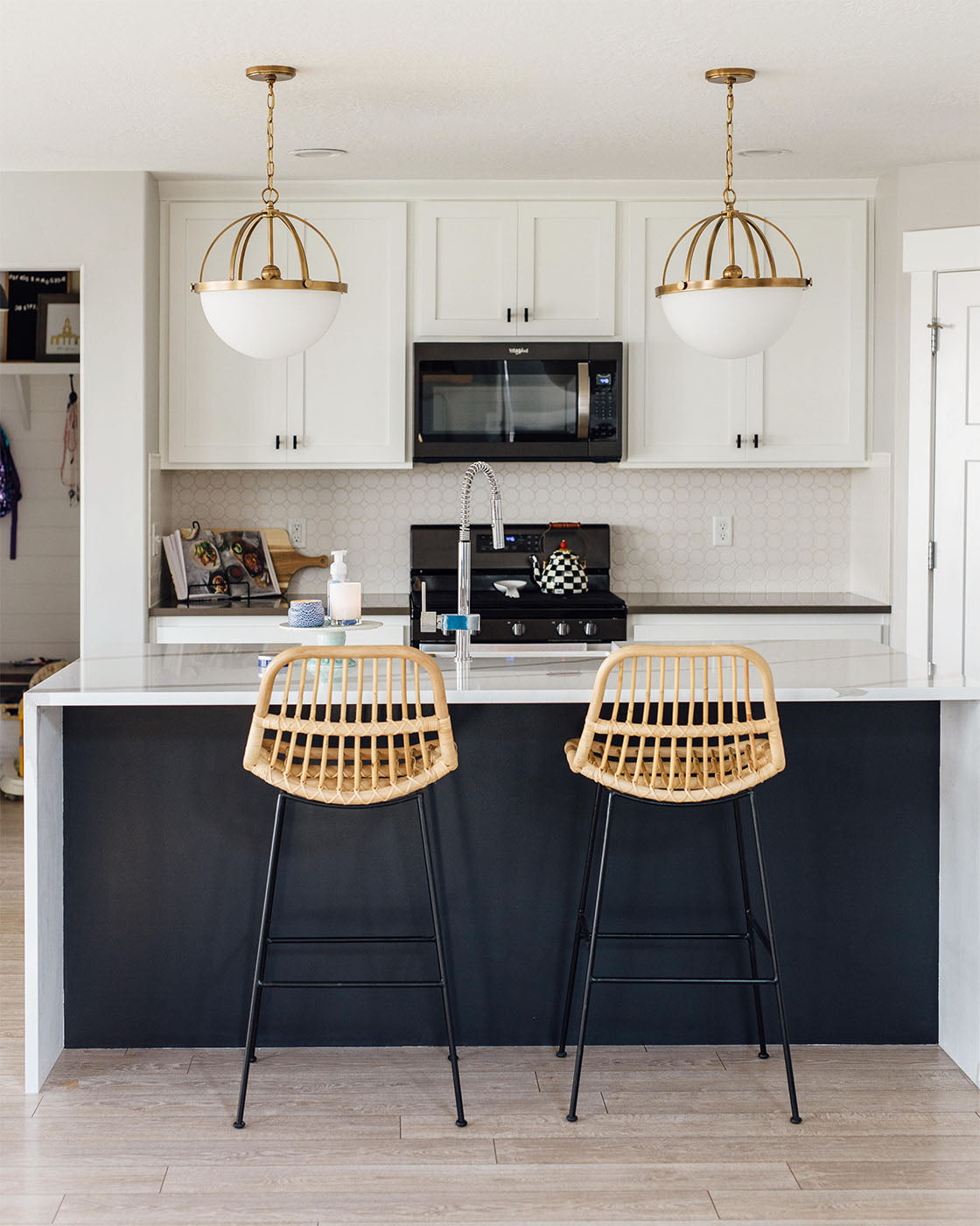 biała puszka farby lateksowej na tle kuchennych szafek z pędzlem obok